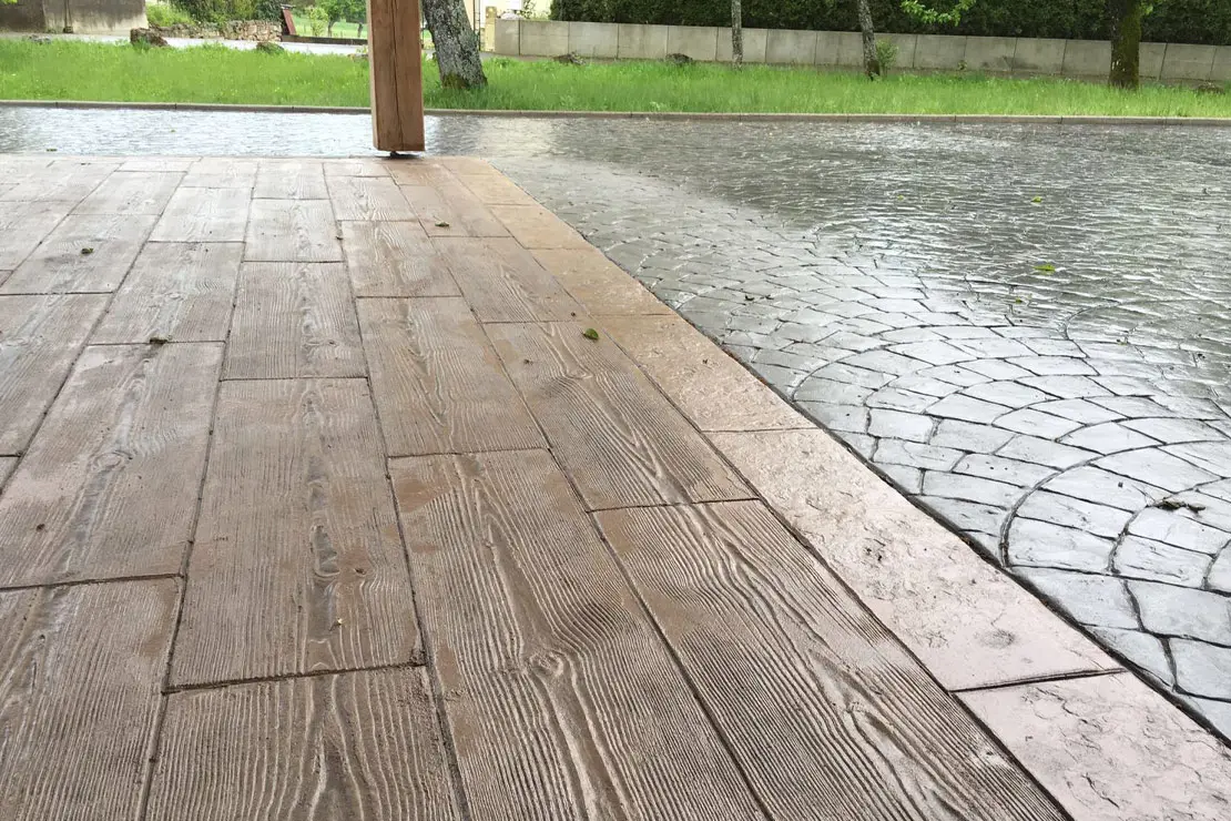 Béton imprimé imitation bois à l'arrière d'une maison